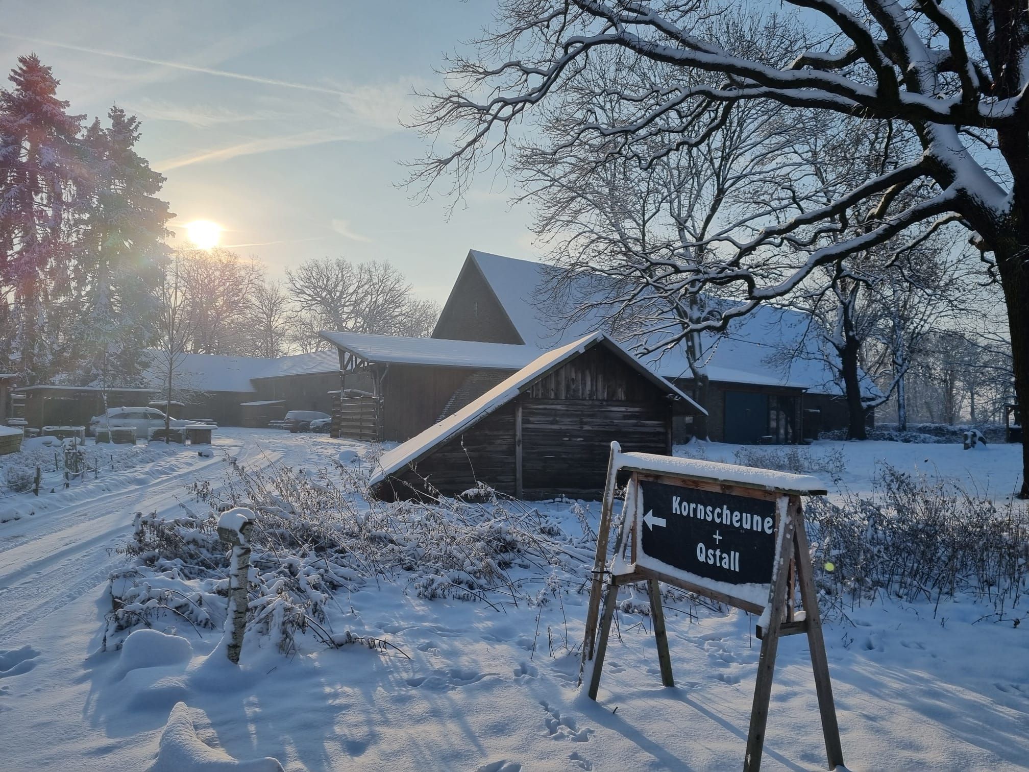 Hochzeitslocation im Winter mit verschneiter Kornscheune und Stall für freie Trauung.